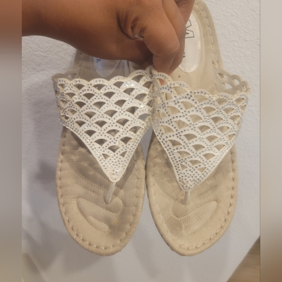 White Scalloped Laser-Cut Thong Sandals for Women - Picture 3 of 7